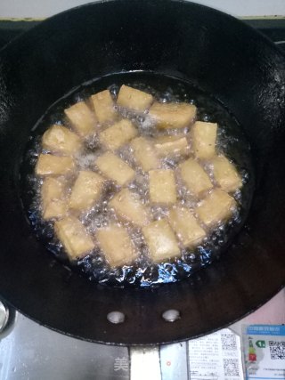  4直至豆腐浮起来，通体金黄捞出控油。
