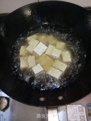  2炒锅放油烧热，放入豆腐块中火炸制。

