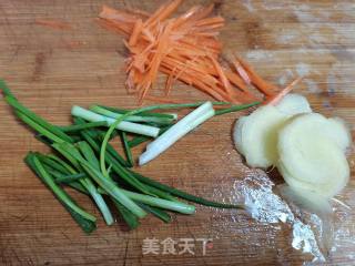 3.胡萝卜丝 姜片 葱花（葱段）切好备用 。
