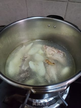 5鸭骨汤煲了15分钟，打开再把山药加入汤中煲15分钟调盐即可(不用再盖盖煮)。 
