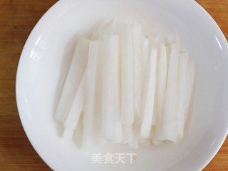 2白萝卜去皮切条（厚宽度大概0.5-1厘米左右）放2-3克盐搅拌腌制10分钟，目的是sha出萝卜的辛辣味。 
